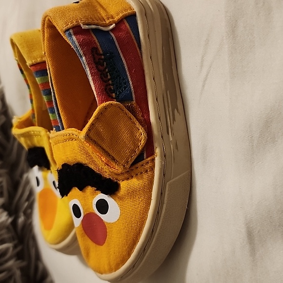 TOMS x Sesame Street Bert and Ernie Limited Edition Slip On Shoes Kids - Picture 3 of 3